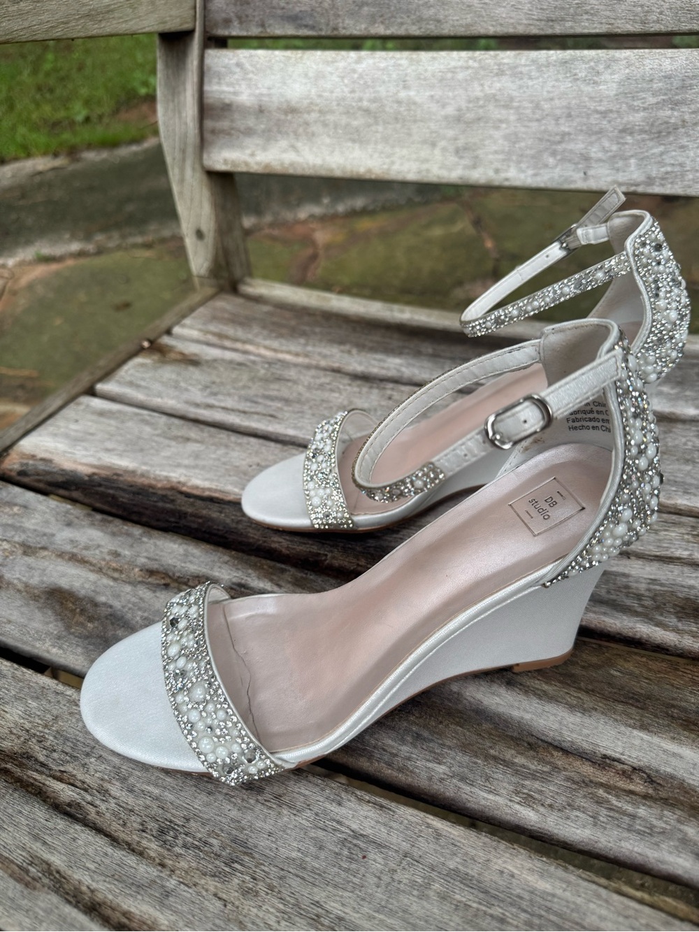 BD studio Ivory Wedge with beaded decal size 7 1/2